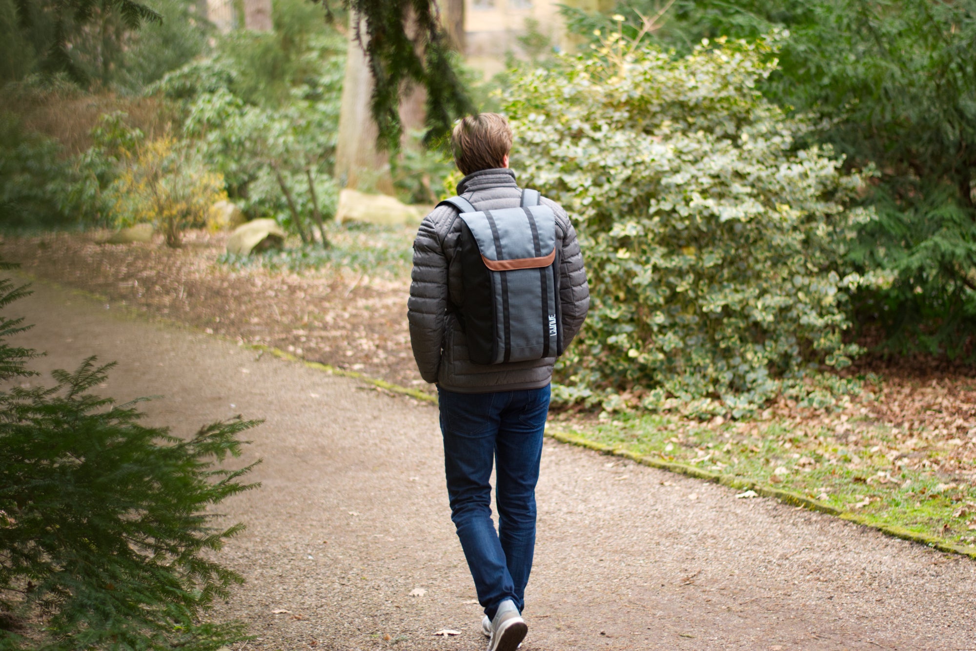 Mann mit LiWAVE Rucksack auf dem Rücken im Alltag