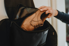 Schuhfach des LiWAVE Rucksacks geöffnet mit Schuh