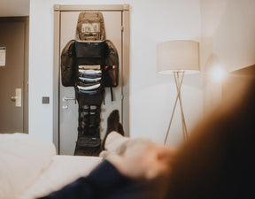 LiWAVE Rucksack geöffnet an Tür im Hotel aufgehängt